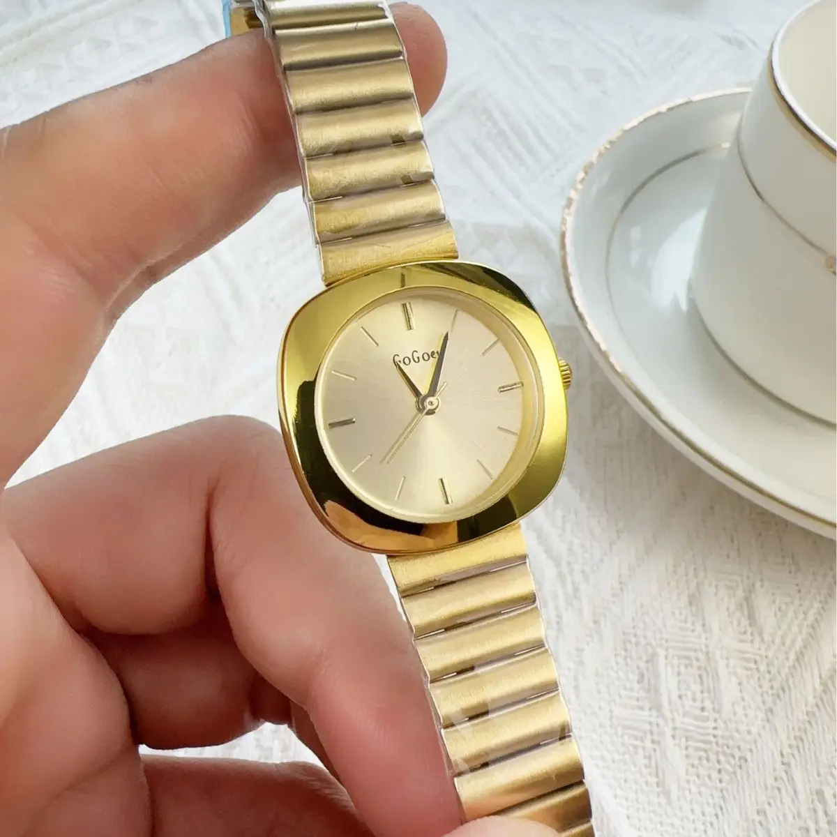 Ladies Quartz Watches Gold Steel Bands Simple Design