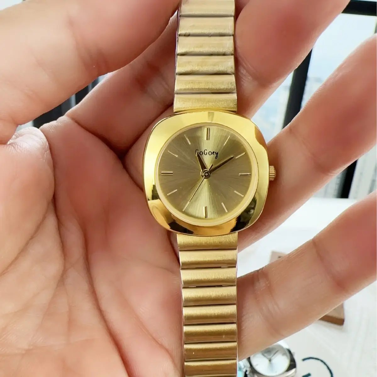 Ladies Quartz Watches Gold Steel Bands Simple Design - Image 9