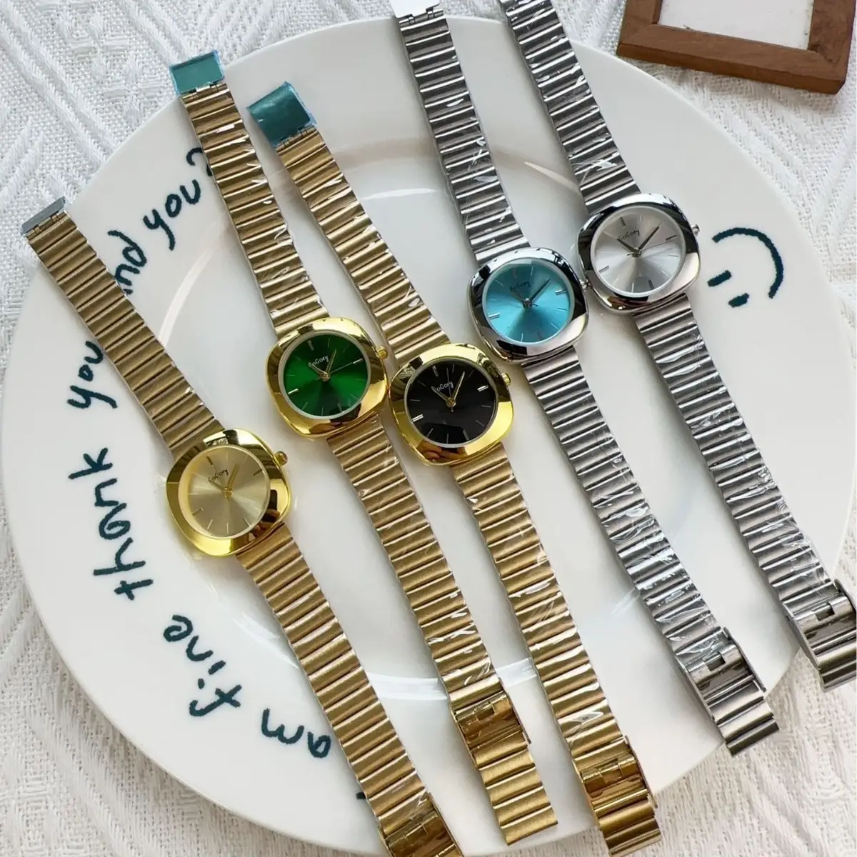 Ladies Quartz Watches Gold Steel Bands Simple Design - Image 10