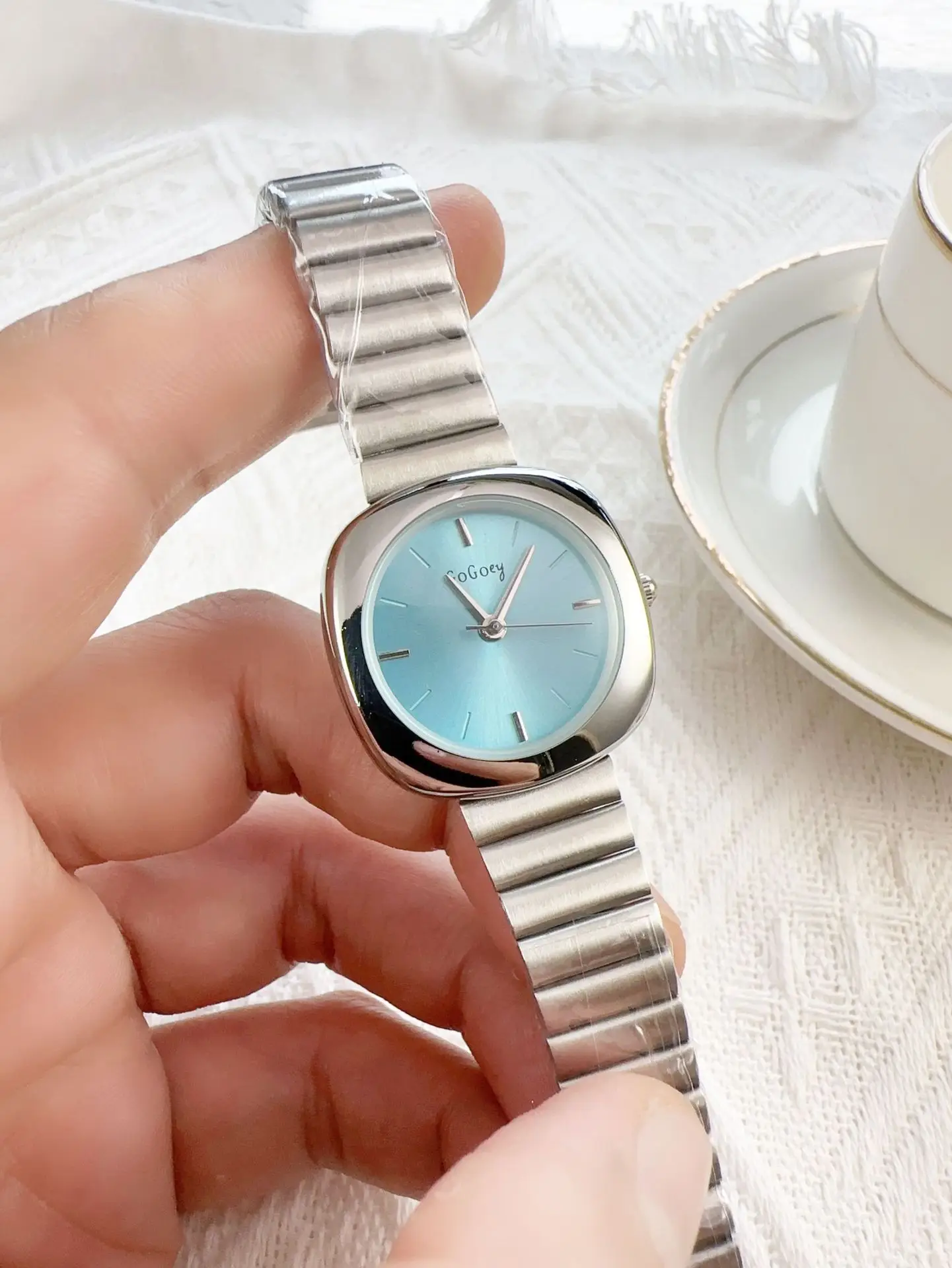Ladies Quartz Watches Gold Steel Bands Simple Design - Image 5
