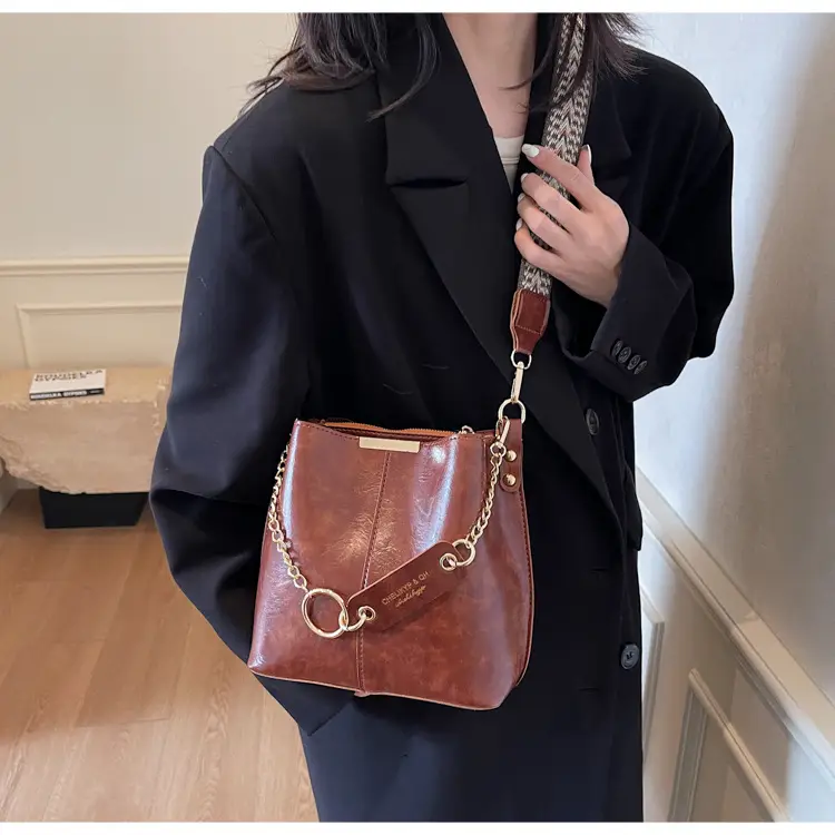 Brown Leather Shoulder Bag with Gold Chain & Ring Design — feature 10