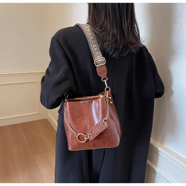 Brown Leather Shoulder Bag with Gold Chain & Ring Design — feature 11