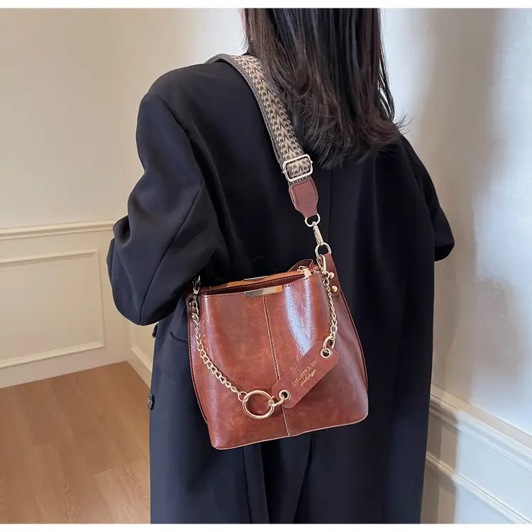 Brown Leather Shoulder Bag with Gold Chain & Ring Design — feature 12