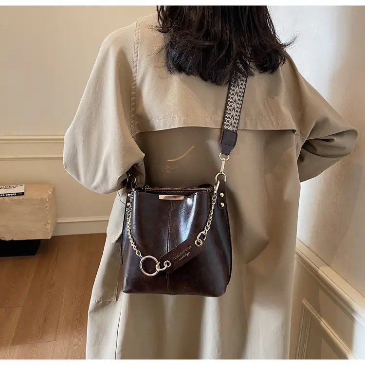 Brown Leather Shoulder Bag with Gold Chain & Ring Design — feature 13