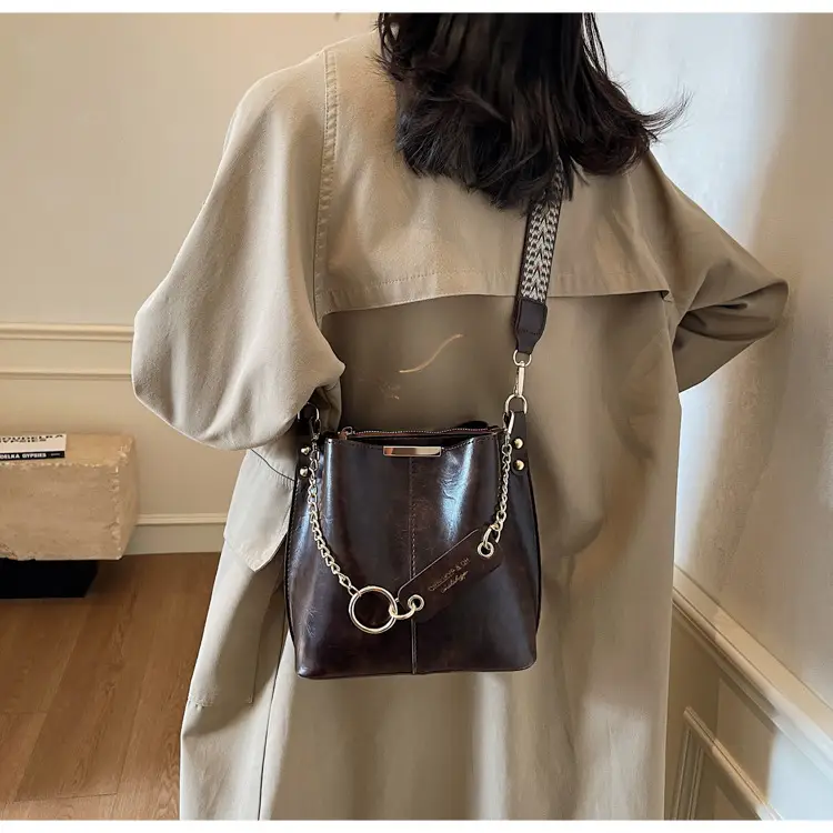 Brown Leather Shoulder Bag with Gold Chain & Ring Design — feature 14