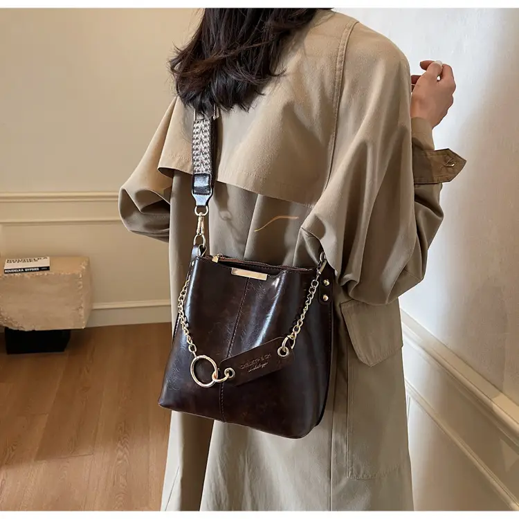 Brown Leather Shoulder Bag with Gold Chain & Ring Design — feature 15