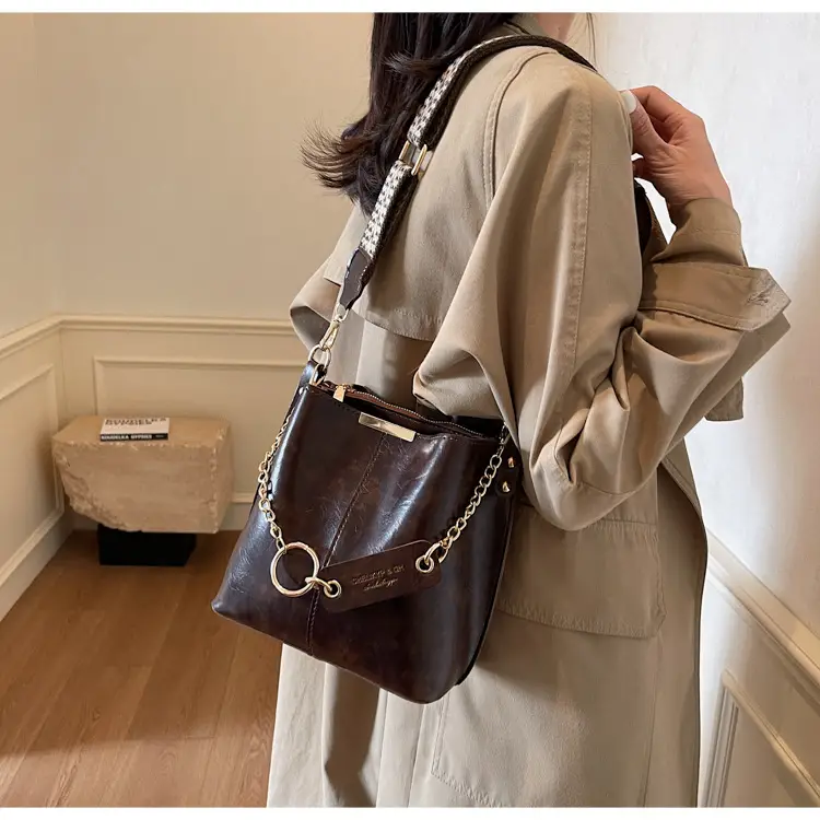 Brown Leather Shoulder Bag with Gold Chain & Ring Design — feature 17
