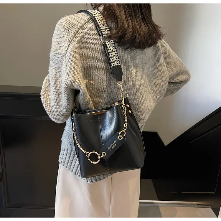 Brown Leather Shoulder Bag with Gold Chain & Ring Design — feature 18