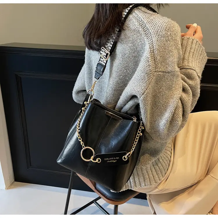 Brown Leather Shoulder Bag with Gold Chain & Ring Design — feature 19