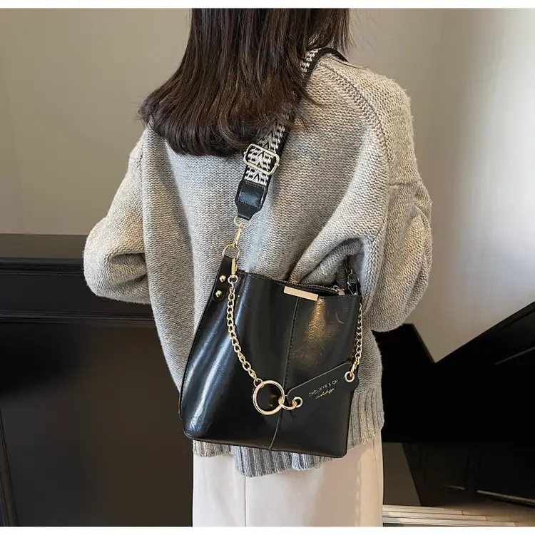 Brown Leather Shoulder Bag with Gold Chain & Ring Design — feature 20