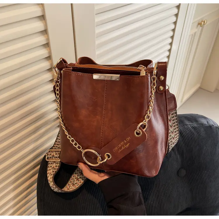 Brown Leather Shoulder Bag with Gold Chain & Ring Design — feature 28