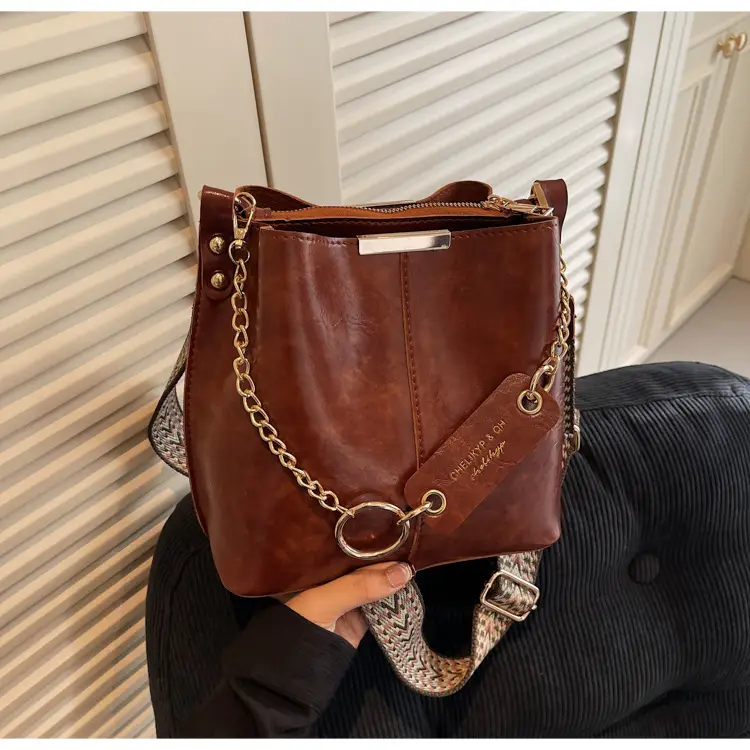 Brown Leather Shoulder Bag with Gold Chain & Ring Design — feature 29
