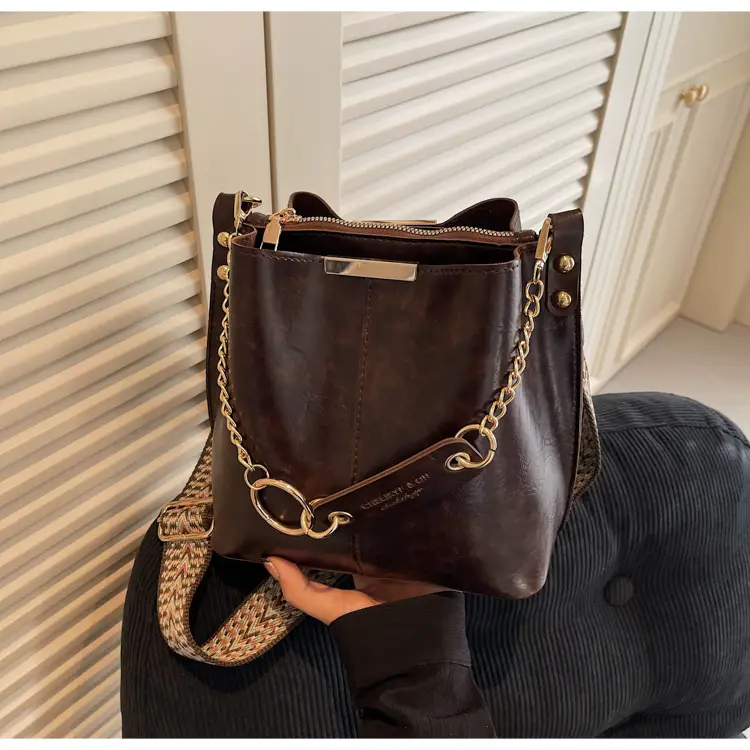 Brown Leather Shoulder Bag with Gold Chain & Ring Design — feature 30
