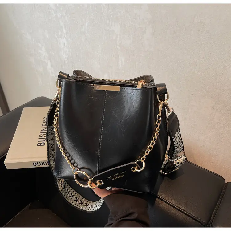 Brown Leather Shoulder Bag with Gold Chain & Ring Design — feature 31