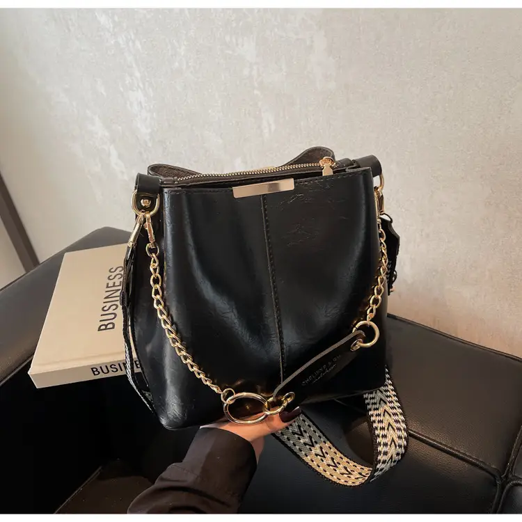 Brown Leather Shoulder Bag with Gold Chain & Ring Design — feature 32