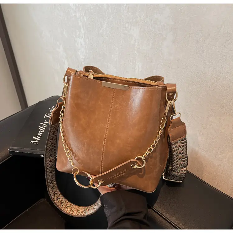 Brown Leather Shoulder Bag with Gold Chain & Ring Design — feature 33