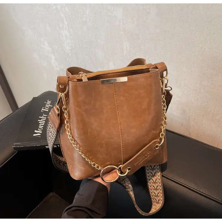 Brown Leather Shoulder Bag with Gold Chain & Ring Design — feature 34