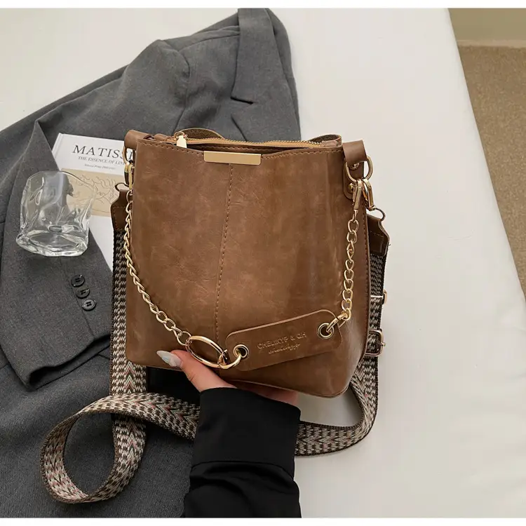 Brown Leather Shoulder Bag with Gold Chain & Ring Design — feature 35