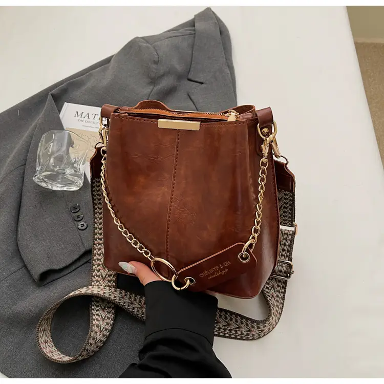 Brown Leather Shoulder Bag with Gold Chain & Ring Design — feature 36