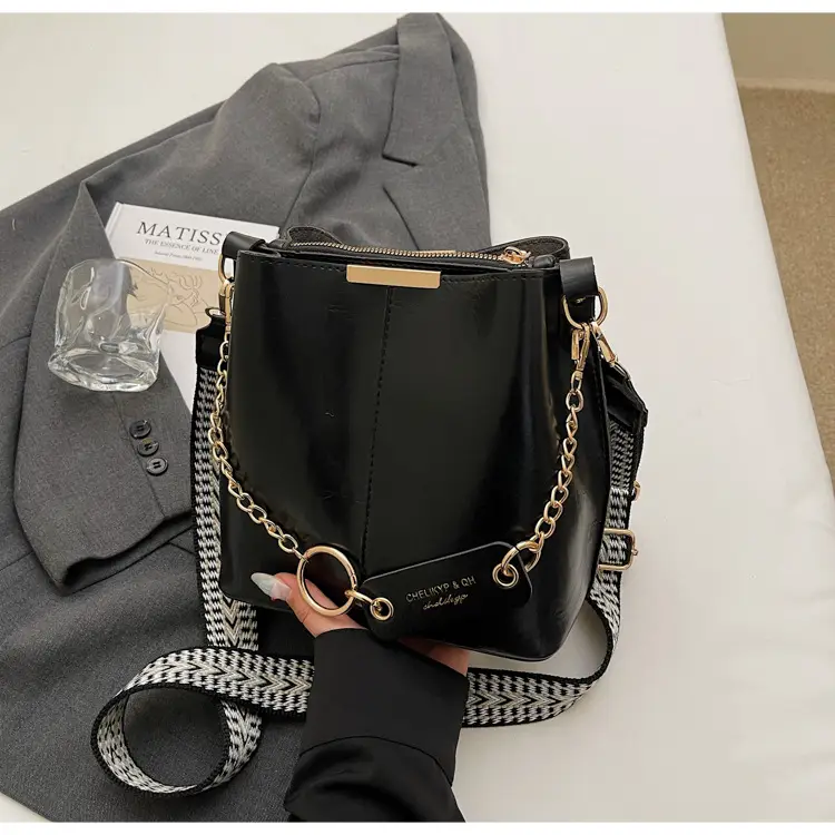 Brown Leather Shoulder Bag with Gold Chain & Ring Design — feature 37