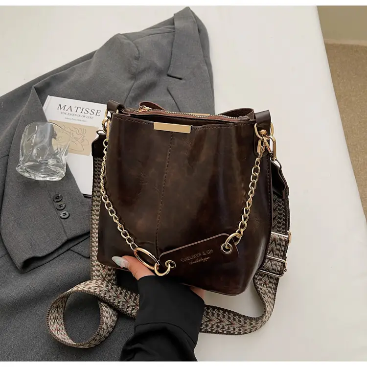 Brown Leather Shoulder Bag with Gold Chain & Ring Design — feature 38