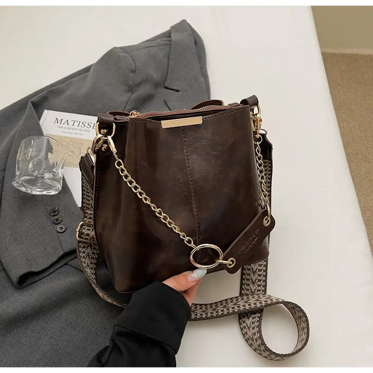 Brown Leather Shoulder Bag with Gold Chain & Ring Design — feature 39