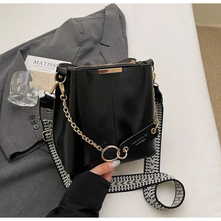 Brown Leather Shoulder Bag with Gold Chain & Ring Design — feature 40