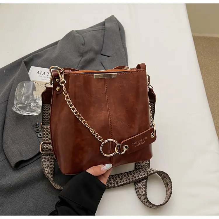 Brown Leather Shoulder Bag with Gold Chain & Ring Design — feature 41