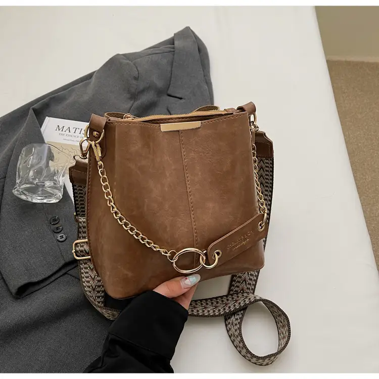 Brown Leather Shoulder Bag with Gold Chain & Ring Design — feature 42