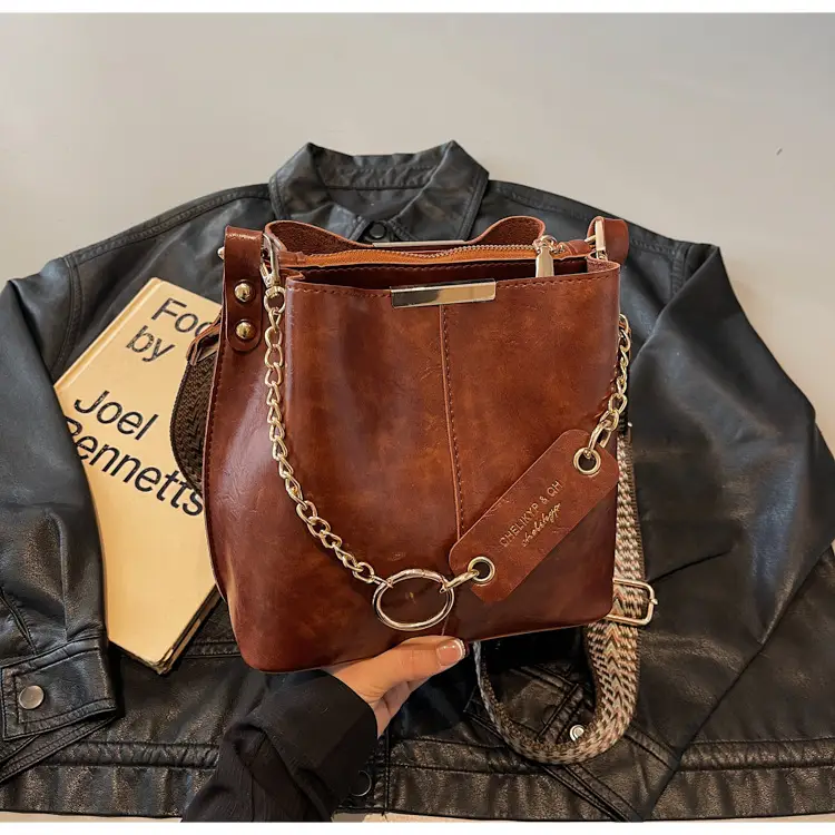 Brown Leather Shoulder Bag with Gold Chain & Ring Design — feature 43