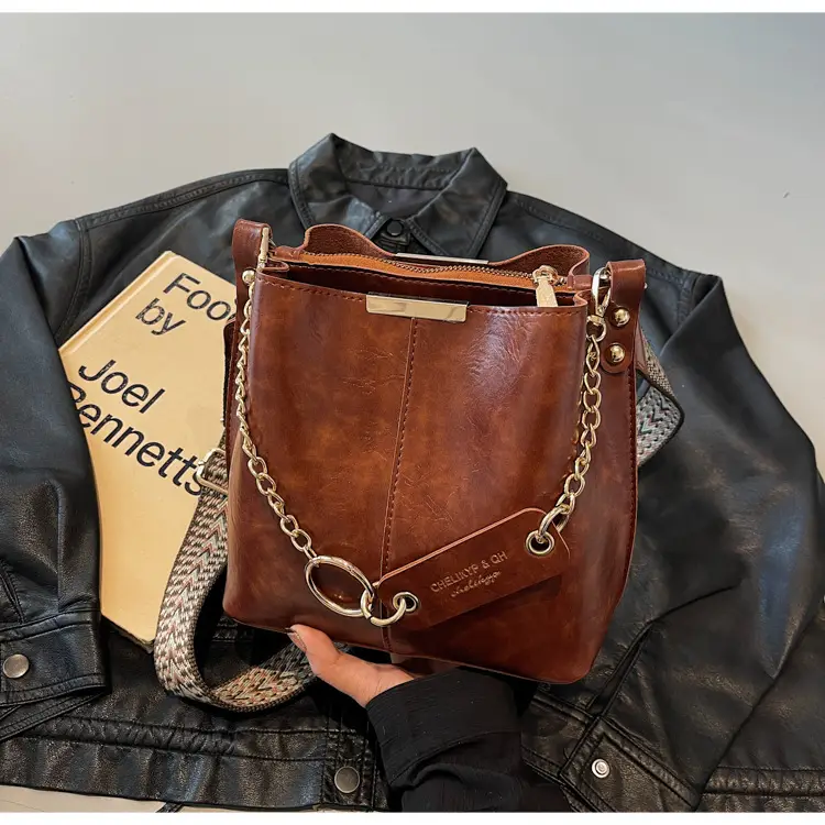 Brown Leather Shoulder Bag with Gold Chain & Ring Design — feature 44