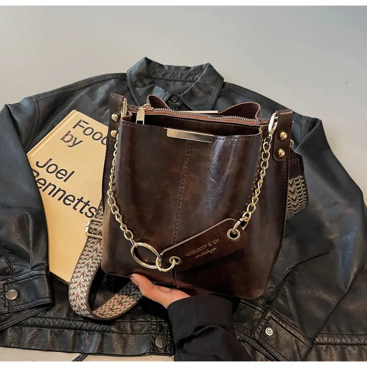 Brown Leather Shoulder Bag with Gold Chain & Ring Design — feature 45