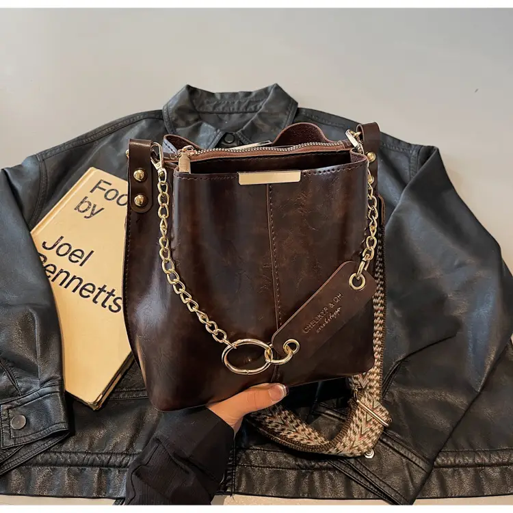 Brown Leather Shoulder Bag with Gold Chain & Ring Design — feature 46