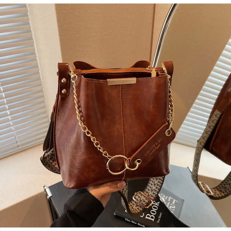 Brown Leather Shoulder Bag with Gold Chain & Ring Design — feature 47