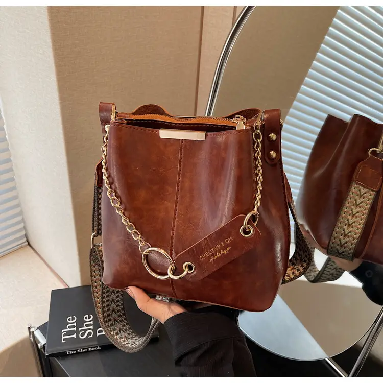 Brown Leather Shoulder Bag with Gold Chain & Ring Design — feature 48