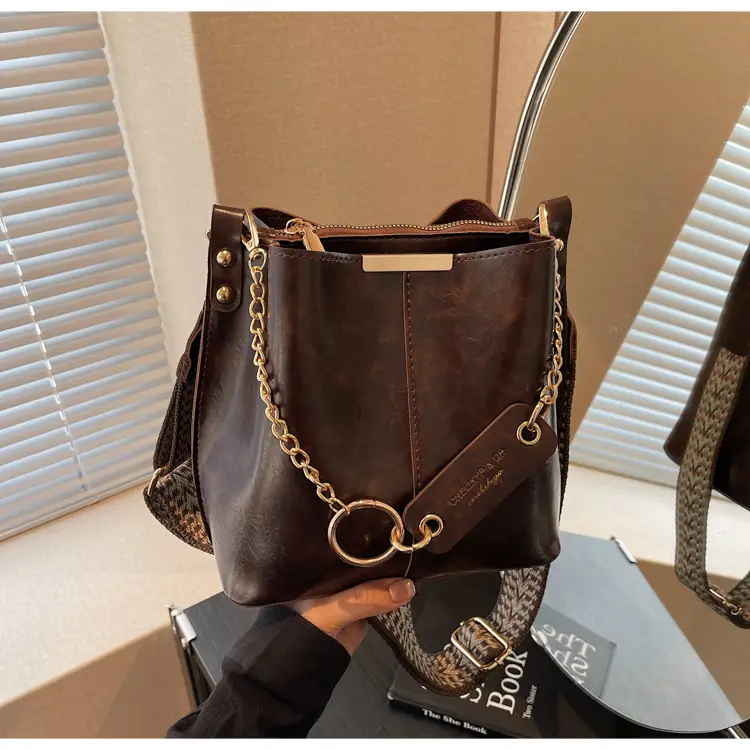 Brown Leather Shoulder Bag with Gold Chain & Ring Design — feature 49