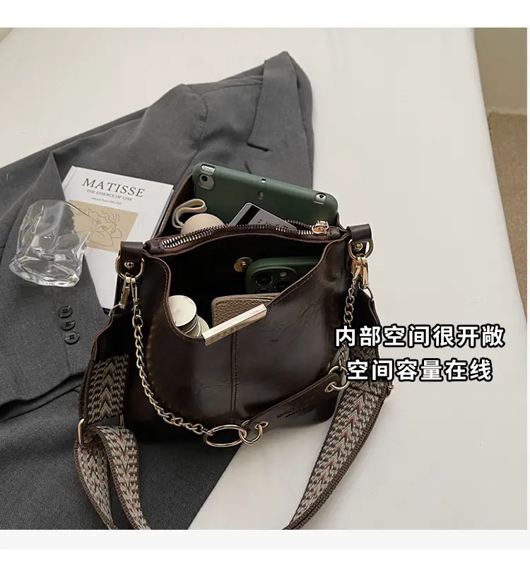Brown Leather Shoulder Bag with Gold Chain & Ring Design — feature 7