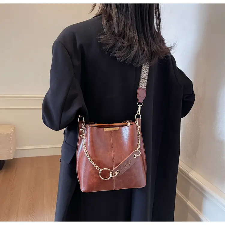Brown Leather Shoulder Bag with Gold Chain & Ring Design — feature 8