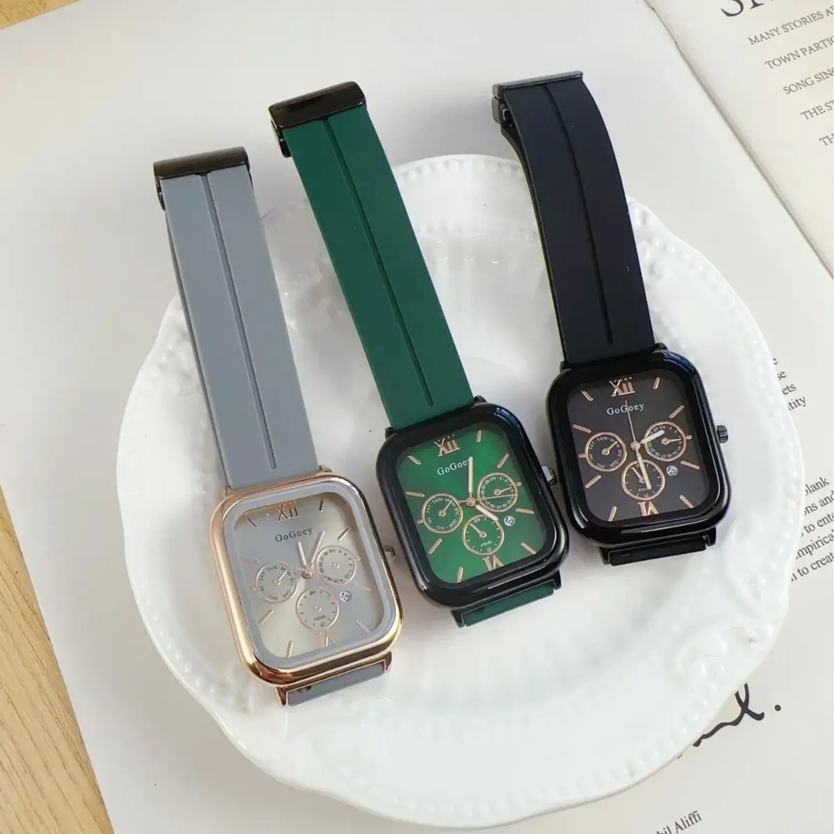 Retro Women's Calendar Watch Black Silicone Analog Display