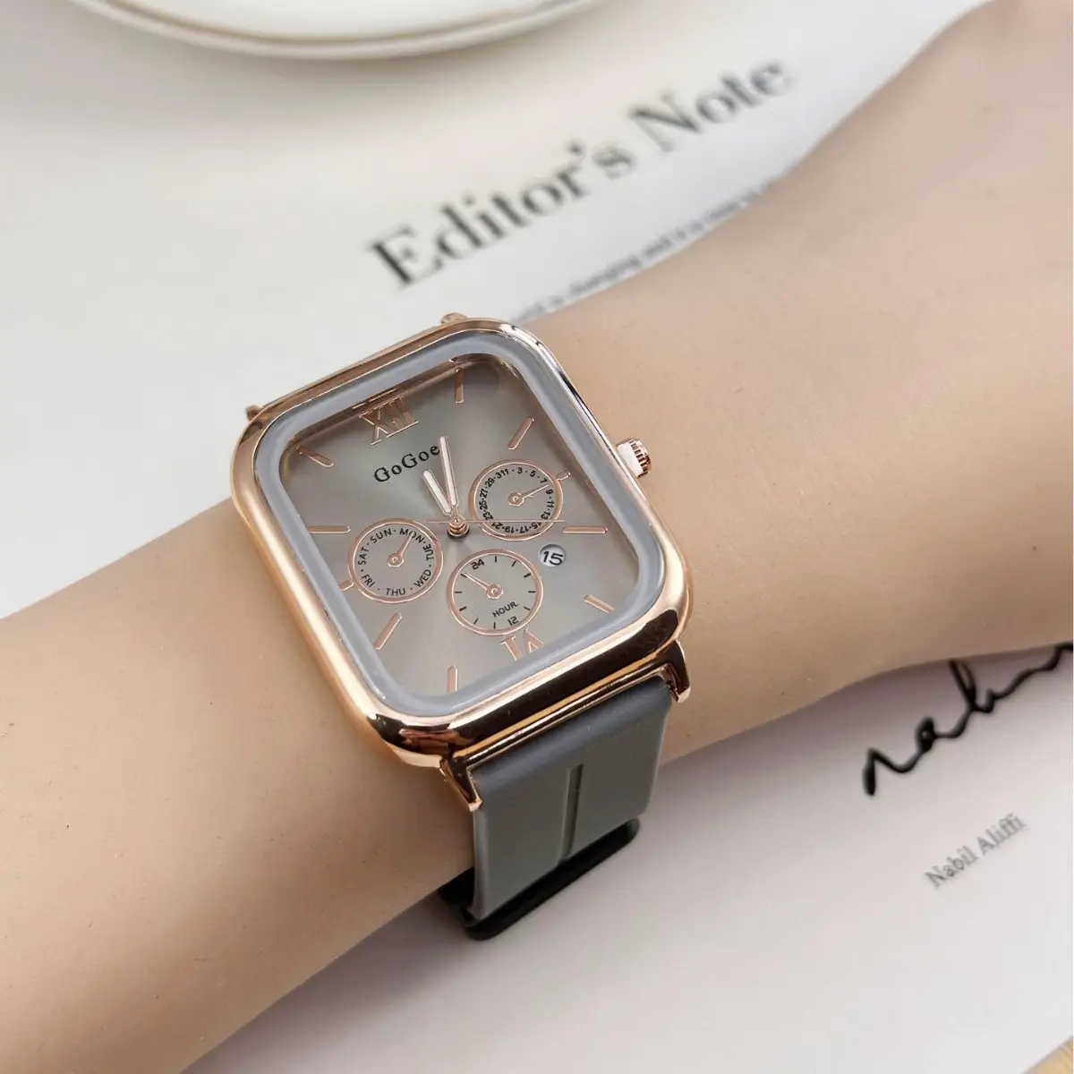 Retro Women's Calendar Watch Black Silicone Analog Display