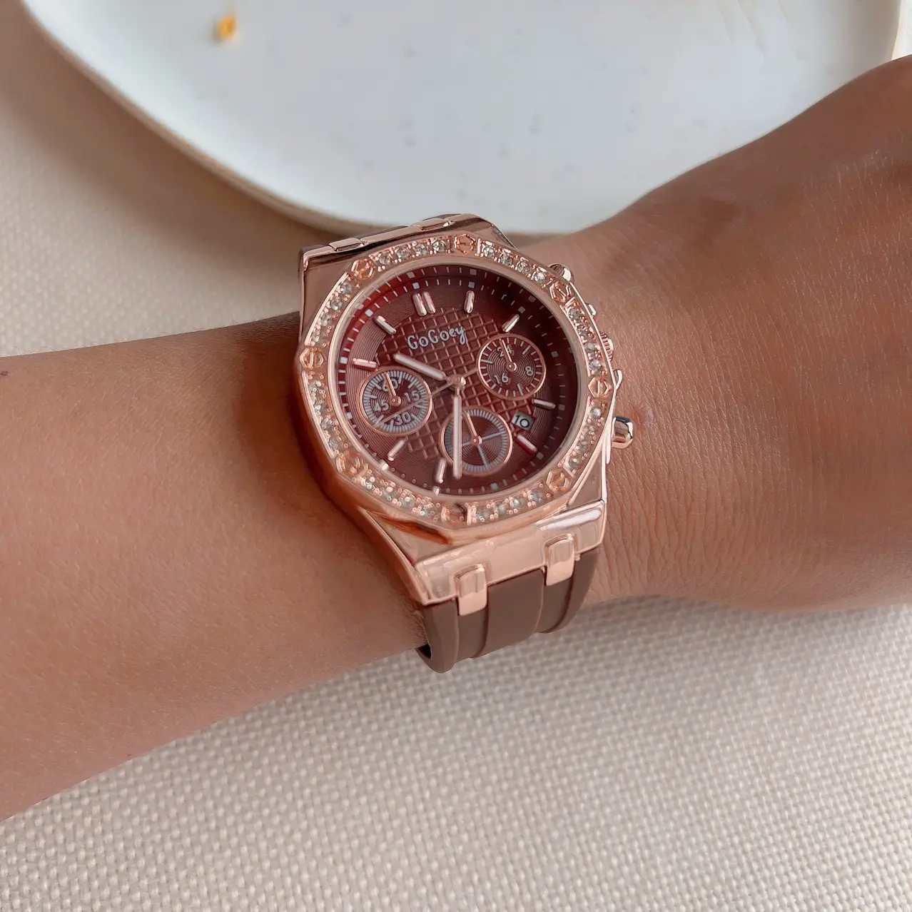 Gorgeous Women's Quartz Watch with Brown Silicone Strap — feature 12
