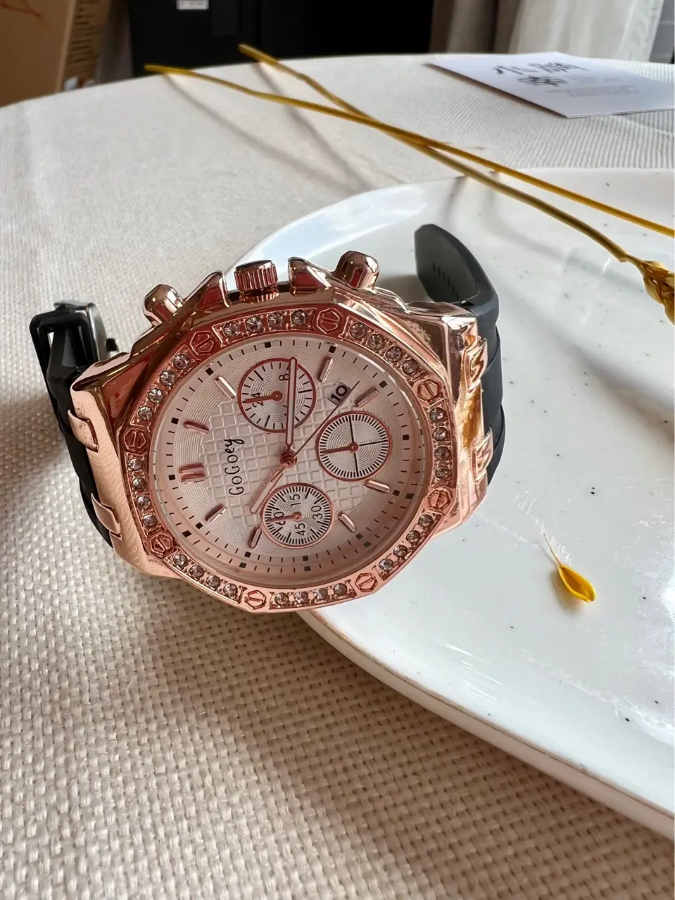 Gorgeous Women's Quartz Watch with Brown Silicone Strap