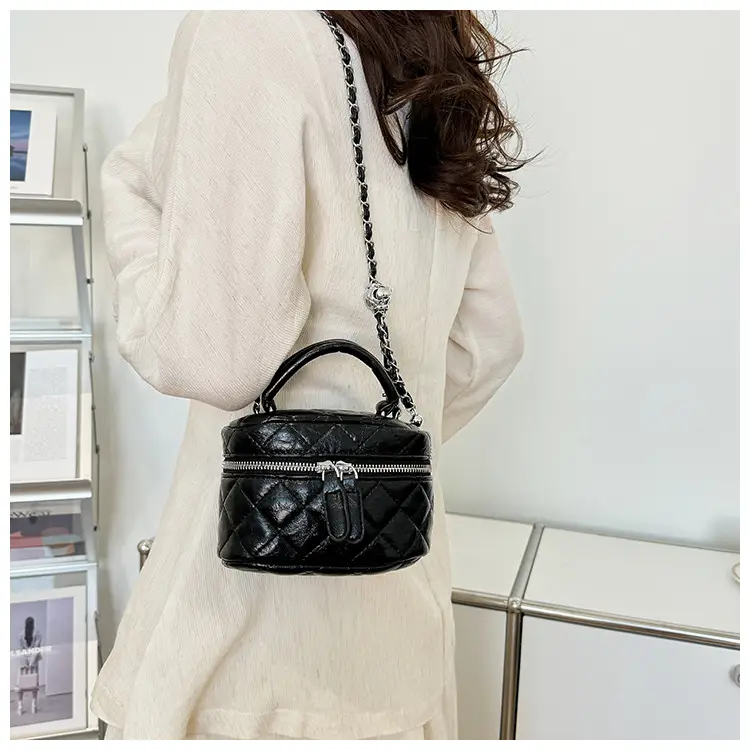 Black Rhomboid Chain Bag Women 2025 — feature 13