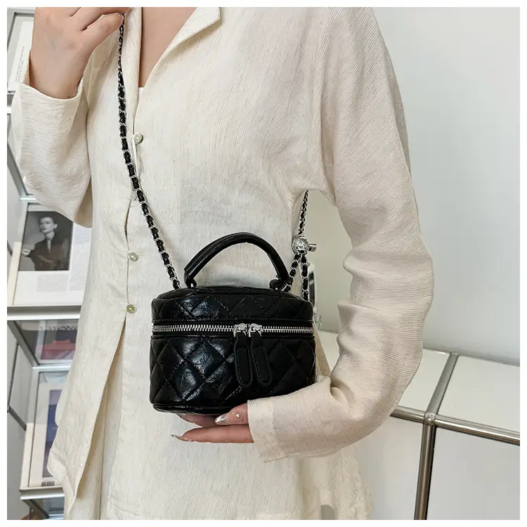 Black Rhomboid Chain Bag Women 2025 — feature 14