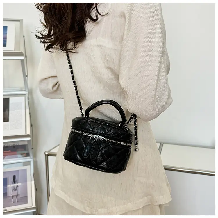 Black Rhomboid Chain Bag Women 2025 — feature 15
