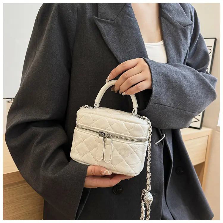 Black Rhomboid Chain Bag Women 2025 — feature 16