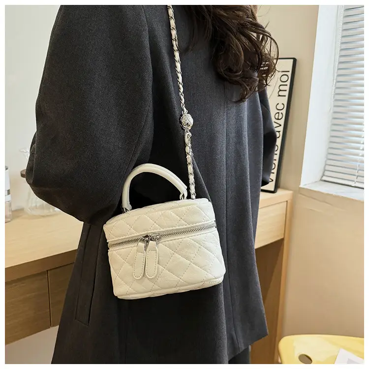 Black Rhomboid Chain Bag Women 2025 — feature 17