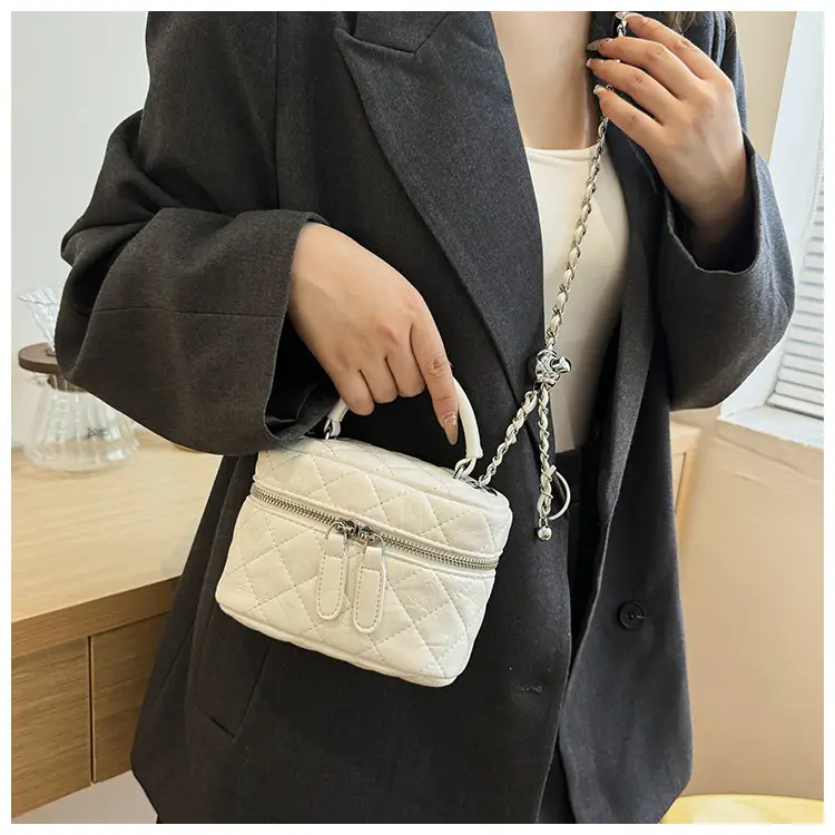 Black Rhomboid Chain Bag Women 2025 — feature 18