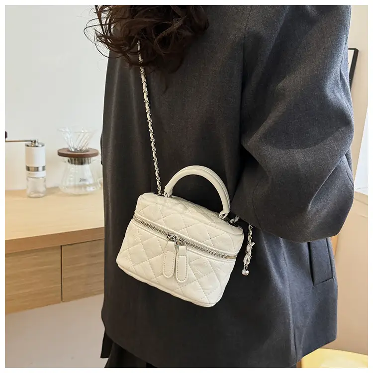 Black Rhomboid Chain Bag Women 2025 — feature 19
