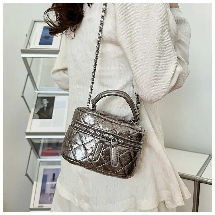 Black Rhomboid Chain Bag Women 2025 — feature 25